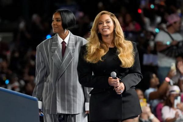 Beyonce dan Kelly Rowland terlihat di kampanye kepresidenan Wakil Presiden Kamala Harris di Houston. (FOTO: GETTY IMAGE) 