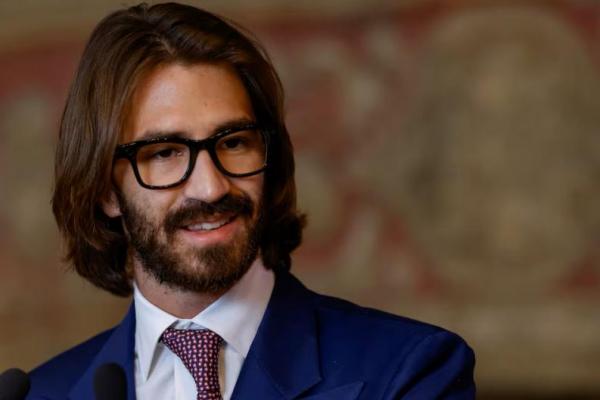 Presiden OneSight EssilorLuxottica Foundation Leonardo Maria Del Vecchio menghadiri konferensi di Roma, Italia, 5 Oktober 2023. REUTERS 