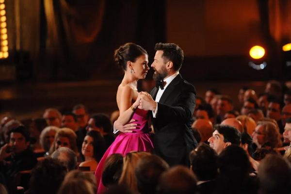 Gugat Cerai Suaminya, Sutton Foster Digosipkan Jalin Hubungan Asmara dengan Hugh Jackman (FOTO: CBS/GETTY IMAGE) 