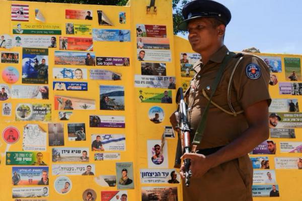 Seorang polisi berjaga di depan rumah Chabad di Teluk Arugam, Sri Lanka, 25 Oktober 2024. REUTERS 