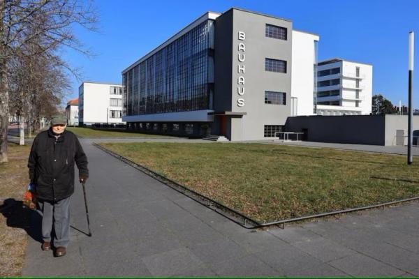 Bangunan Bauhaus dirancang oleh Walter Gropius, Dessau, Jerman, 5 Maret 2022. REUTERS 