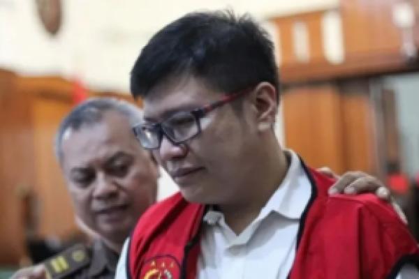 Kejaksaan menangkap Gregorius Ronald Tannur, terdakwa dalam kasus pembunuhan Dini Sera Afriyant di Surabaya, Jawa Timur, Minggu (27/10/2024). (foto:Antara) 