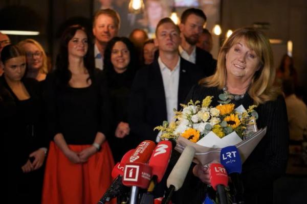 Pemimpin Partai Sosial Demokrat Vilija Blinkeviciute berbicara kepada media usai putaran pertama pemilihan parlemen Lithuania di Vilnius, Lithuania, 13 Oktober 2024. REUTERS 