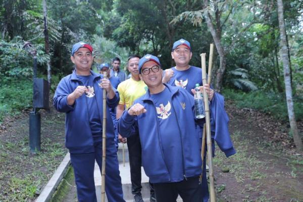 Menteri Desa dan Pembangunan Daerah Tertinggal (Mendes PDT) Yandri Susanto menyambangi Bukit Tidar yang berada di belakang Komplek Akmil Magelang, jawa Tengah (Foto: Humas Kemendes) 