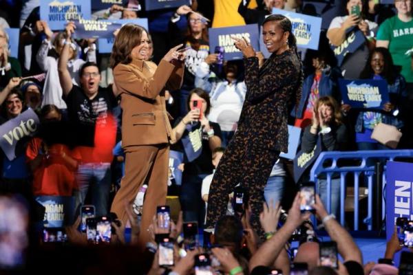 Kamala Harris dan Michelle Obama, Kalamazoo, Michigan, 26 Oktober 2024. REUTERS 