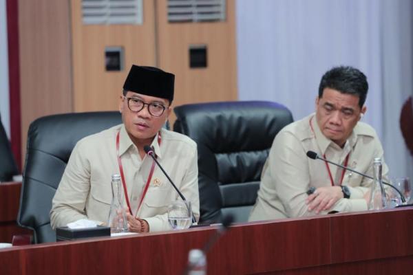 Menteri Desa dan Pembangunan Daerah Tertinggal (PDT) Yandri Susanto bersama Wakil Menteri Desa PDT Ahmad Riza Patria menghadiri Rapat Koordinasi dengan Menteri Koordinator Pemberdayaan Masyarakat Abdul Muhaimin Iskandar (Foto: Humas Kemendes) 