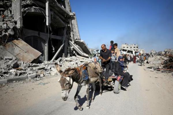 Orang-orang menaiki kereta yang ditarik hewan saat warga Palestina yang mengungsi di Jabalia di Jalur Gaza utara, 22 Oktober 2024. REUTERS 