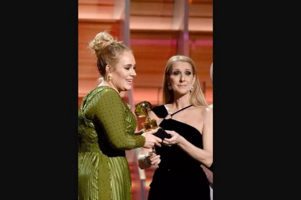 Adele menerima Grammy untuk lagu terbaik tahun ini dari Celine Dion pada bulan Februari 2017. (FOTO: GETTY IMAGE) 