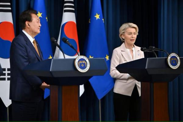 Ursula von der Leyen, Presiden Komisi Eropa, berbicara bersama Presiden Korea Selatan Yoon Suk Yeol di Kantor Kepresidenan di Seoul pada 22 Mei 2023. Foto via REUTERS 