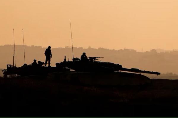 Tank Israel mengambil posisi di perbatasan Israel-Gaza, seperti yang terlihat dari Israel, 15 Oktober 2024. REUTERS 