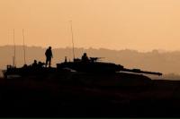 Tank Israel mengambil posisi di perbatasan Israel-Gaza, seperti yang terlihat dari Israel, 15 Oktober 2024. REUTERS