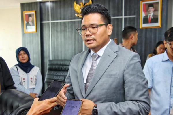 Wakil Ketua MPR Abcandra Muhammad Akbar Supratman memberi keterangan pers usai bertemu dengan Agus Nugroho di Ruang Kerja Pimpinan MPR, Lt.7 Gedung Nusantara III, Komplek Gedung MPR/DPR/DPD, Senayan, Jakarta (Foto: Humas MPR) 