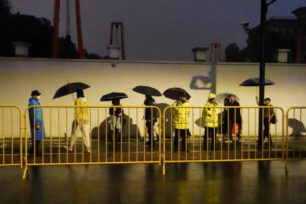 Petugas polisi berjaga di dekat barikade sepanjang Jalan Julu tempat orang-orang berkostum Halloween berkumpul di Shanghai, Tiongkok, 26 Oktober 2024. REUTERS 