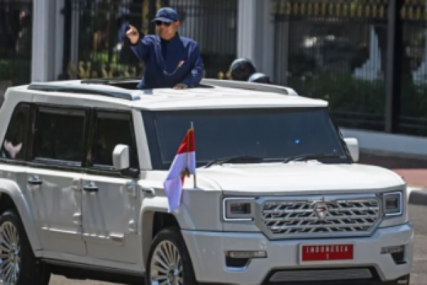 Presiden Prabowo Subianto menyapa warga dari Mobil Maing Garuda buatan PT Pindad. (foto:Antara) 