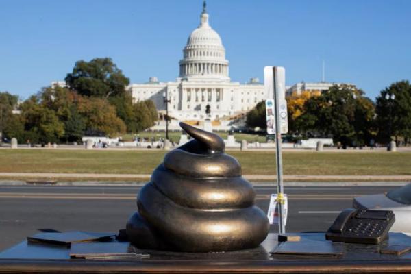 Patung berupa emoji besar berbentuk kotoran di atasnya, merujuk pada serangan US Capitol 6 Januari 2021, terlihat di dekat Capitol di Washington, AS, 25 Oktober 2024. REUTERS 