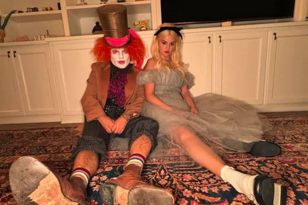 Selena Gomez dan Benny Blanco Pamer Kostum Alice in Wonderland untuk Pesta Halloween