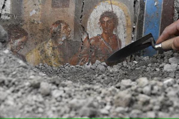 Detail rumah yang didekorasi dengan mewah tetapi berukuran sangat kecil terlihat di situs arkeologi di Pompeii, Italia, dalam foto yang diperoleh Reuters pada 24 Oktober 2024. 