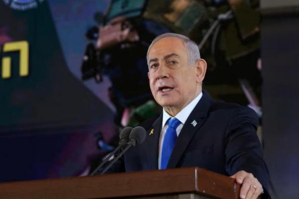 Perdana Menteri Israel Benjamin Netanyahu menyampaikan pidato di pemakaman militer Mount Herzl di Yerusalem pada 27 Oktober 2024. Foto via REUTERS 