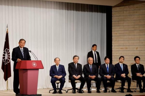 PM Jepang dan pemimpin Partai Demokrat Liberal yang berkuasa, Shigeru Ishiba, berbicara di samping anggota parlemen LDP di Tokyo, Jepang, 28 Oktober 2024. REUTERS 