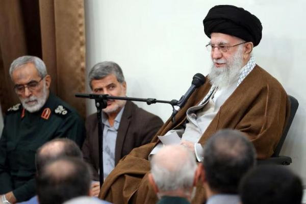 Pemimpin Tertinggi Iran Ayatollah Ali Khamenei berbicara dalam sebuah pertemuan di Teheran, Iran, 23 Oktober 2024. WANA via REUTERS 