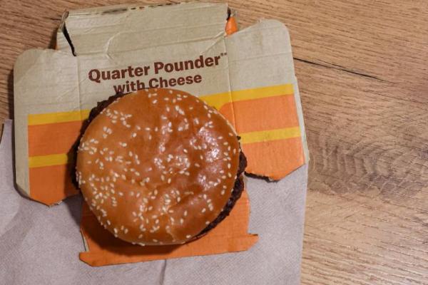 Gambar ilustrasi hamburger Quarter Pounder McD di New York. REUTERS 