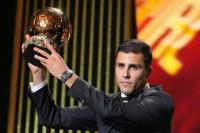 Gelandang Manchester City Rodri mengangkat tropi Ballon d Or 2024. Foto: bola.net