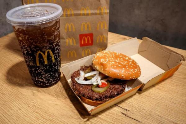 Hamburger dan minuman bersoda McD Quarter Pounder, terlihat dalam gambar ilustrasi yang diambil di New York City, AS, 24 Oktober 2024. REUTERS 