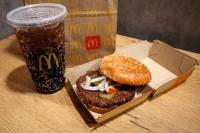 Hamburger dan minuman bersoda McD Quarter Pounder, terlihat dalam gambar ilustrasi yang diambil di New York City, AS, 24 Oktober 2024. REUTERS