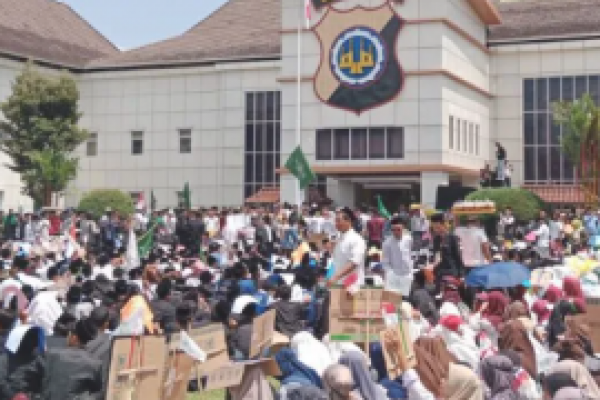 Ribuan santri mendatangi Mapolda DIY, di Sleman, Selasa (29/10/2024) mendesak penuntasan kasus penusukan terhadap santri Ponpes Al Munawir, Krapyak, Yogyakarta. (foto:Antara) 