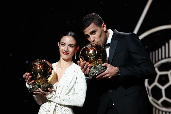 Gelandang Barcelona asal Spanyol Aitana Bonmati mempertahankan penghargaan Ballon d`Or miliknya, sementara Rodri dari Manchester City memenangkan penghargaan pertamanya di upacara penghargaan Ballon d`Or 2024 di Theatre du Chatelet, Paris. (FOTO: AFP) 