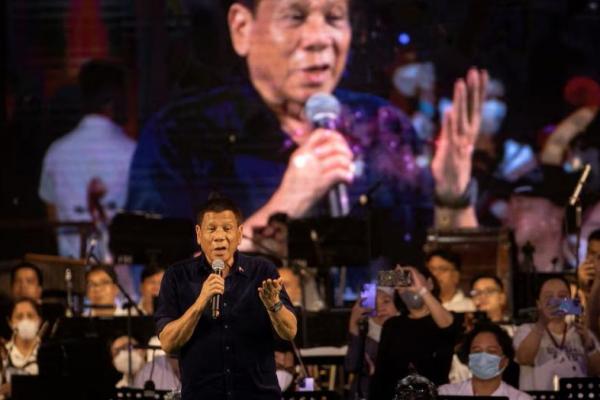 Presiden Filipina Rodrigo Duterte bernyanyi untuk para pendukungnya selama konser syukur di Quirino Grandstand, Manila, Filipina, 26 Juni 2022. REUTERS 