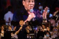 Presiden Filipina Rodrigo Duterte bernyanyi untuk para pendukungnya selama konser syukur di Quirino Grandstand, Manila, Filipina, 26 Juni 2022. REUTERS