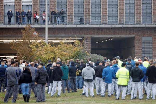 Daniela Cavallo, Ketua Dewan Pekerja Umum dan Kelompok Volkswagen AG, berbicara kepada karyawan di kantor pusat perusahaan di Wolfsburg, Jerman, 28 Oktober 2024. REUTERS 