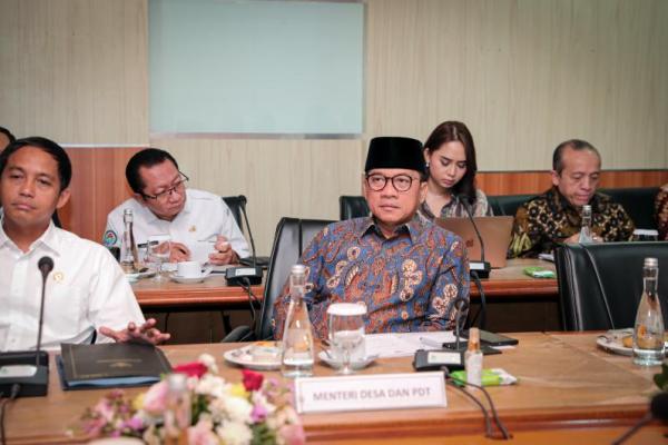 Menteri Desa dan Pembangunan Daerah Tertinggal Yandri Susanto (kedua dari kanan) melakukan rapat koordinasi yang dipimpin Menteri Koordinator Bidang Pangan (Menko Pangan) Zulkifli Hasan di Jakarta (Foto: Humas Kemendes PDT) 