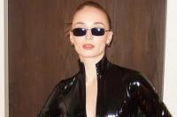 Sophie Turner bergaya ala Trinity The Matrix untuk kostum Halloween. (FOTO: INSTAGRAM)