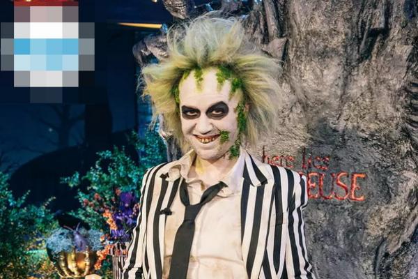 Kelly Clarkson berdandan ala Beetlejuice untuk kostum Halloween 2024. (FOTO: KELLY CLARKSON SHOW/PEOPLE) 