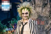 Kelly Clarkson berdandan ala Beetlejuice untuk kostum Halloween 2024. (FOTO: KELLY CLARKSON SHOW/PEOPLE)