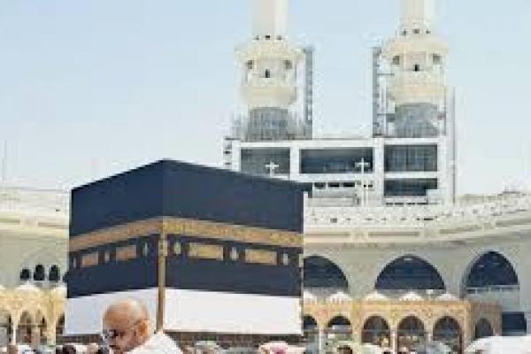 Jamaah haji sedang berthowaf di depan Kabah, di Masjidil Haram, Mekkah. (foto:Kementerian Agama/ist) 