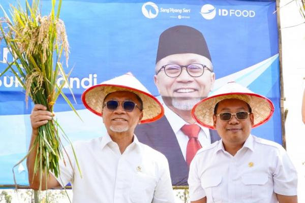 Kepala Badan Pangan Nasional/National Food Agency (NFA)  Arief Prasetyo Adi bersama Menteri Koordinator Bidang Pangan (Menko Pangan) Zulkifili Hasan (Zulhas) meninjau lahan yang dikelola PT Sang Hyang Seri (SHS), Subang, Jawa Barat, Kamis (31/10/2024). (foto:NFA) 