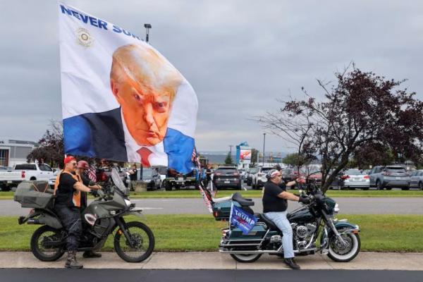 Orang-orang bermotor untuk mendukung calon presiden dari Partai Republik AS Donald Trump di Wilkes-Barre, Pennsylvania, AS, 17 Agustus 2024. REUTERS 