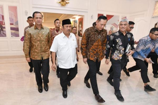 Mentrans Iftitah Sulaiman mendampingi Menteri Koordinator Infrastruktur dan Pembangunan Kewilayahan, Agus Harimurti Yudhoyono dalam rapat bersama Menteri Bappenas Rachmat Pambudy, di Jakarta (Foto: Istimewa) 