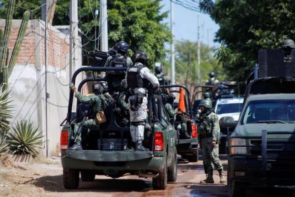 Pasukan federal menjaga perimeter tempat baku tembak anggota geng di pinggiran Culiacan, negara bagian Sinaloa, Meksiko 22 Oktober 2024. REUTERS 