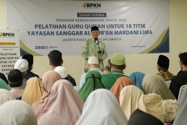 Wakil Ketua MPR-RI sekaligus Anggota Komisi VIII DPR-RI Hidayat Nur Wahid (HNW) meluncurkan program Pelatihan Al-Quran bagi ribuan warga Jakarta, di Yayasan Sanggar Quran (Foto: Humas MPR) 