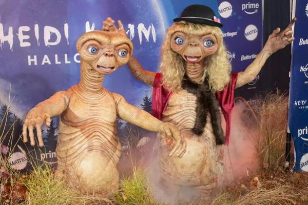 Tom Kaulitz dan Heidi Klum dalam kostum ET untuk merayakan Pesta Halloween 2024. (FOTO: GETTY IMAGE) 