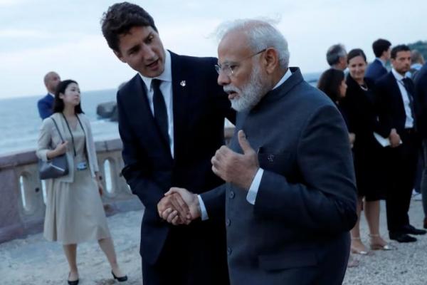 Perdana Menteri Kanada Justin Trudeau berjabat tangan dengan Perdana Menteri India Narendra Modi di Biarritz, Prancis, 25 Agustus 2019. REUTERS 