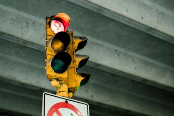 Lampu lalu lintas (Foto: Unsplash/Hermes Rivera) 