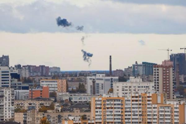 Asap mengepul di langit di atas kota setelah serangan pesawat nirawak Rusia, di Kyiv, Ukraina 2 November 2024. REUTERS 