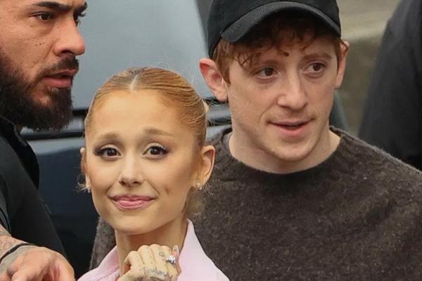 Premier Wicked di Sydney, Ariana Grande Bergandengan Tangan dengan Pacarnya Ethan Slater