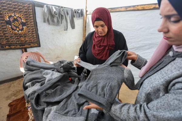 Pengungsi Gaza Menjahit Pakaian Musim Dingin dari Selimut