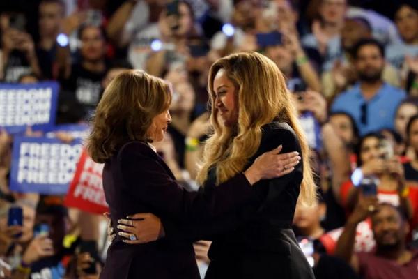 Penyanyi Beyonce dan calon presiden dari Partai Demokrat Kamala Harris berpelukan saat menghadiri rapat umum kampanye di Houston, Texas. (FOTO: REUTERS) 